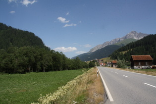 Blick nach Norden auf Rona und den Piz Mitgel