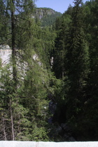 die Julia bei Furnatsch, Blick flussabwärts, und die am Abgrund verlaufende Julierstraße