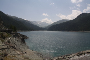 Blick über den Lai da Marmorera nach Süden, im Hintergrund der Piz Grevasalvas mit Schneefeldern