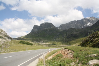 die Julierstraße an der Waldgrenze, im Hintergrund v. l. n. r.: Piz da las Coluonnas und Piz Lagrev