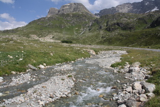 die Julia auf gleicher Höhe, Blick von einer Brücke aus flussaufwärts …