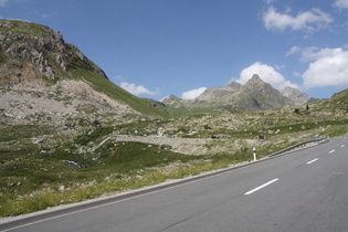 die Julierstraße an der Baumgrenze, im Hintergrund v. l. n. r.: Piz Valletta, Piz Julier, Chüern Nair und Piz Albana