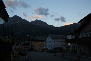 Abendstimmung in Silvaplana, Blick nach Osten auf v. l. n. r.: den Piz Surlej und den Munt Arlas