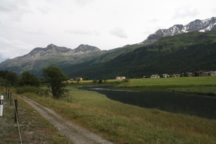 Blick über den Inn auf v. l. n. r.: den Piz Surlej, den Munt Arlas und Sils-Maria