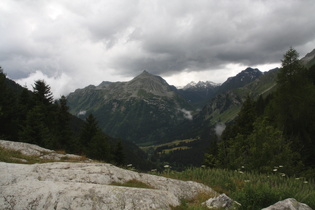 Blick über das obere Ende des Bergells auf den Piz Lizun in Bildmitte