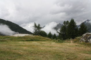 dunkle Wolken über und im Bergell