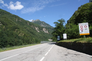 das untere Ende der Splügenstraße, im Hintergrund der Pizzo Camoscie