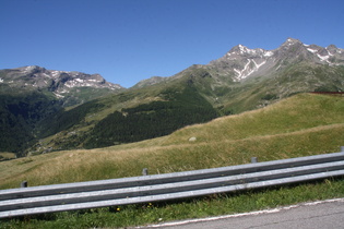 … und Blick über das Valle Febbraro und Isola auf den Cima de Barna, nördlich davon v. l. n. r.: der Piz di Pian und der Piz Ferrè