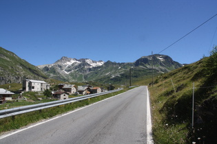 Blick über Stuetta und die Splügenstraße auf v. l. n. r.: den Piz Ursaregls und den Piz Spadolazzo