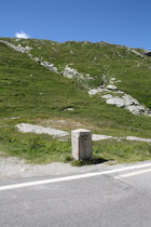 Splügenpass, Passhöhe, Blick nach Westen, Grenzstein