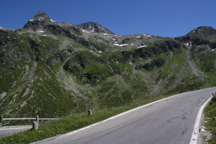 die hier deutlich suboptimal gegen den Abgrund gesicherte Splügenstraße, dahinter v. l. n. r.: Mittler Schwarzhorn, Surettahorn und Inner Schwarzhorn