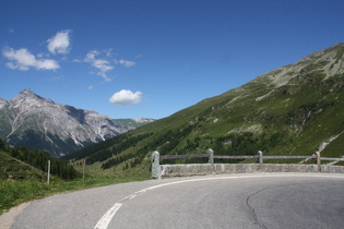 die Splügenstraße nahe der Baumgrenze, Blick nach Norden