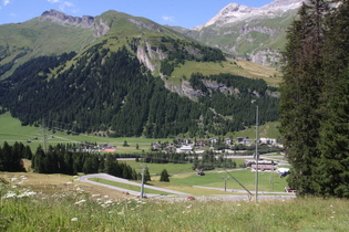 Blick über die unterste Kehrengruppe der Nordrampe auf Splügen, dahinter v. l. n. r.: Schollenhorn und Wisshorn