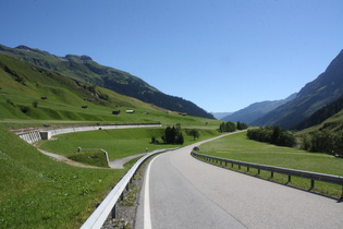 zwischen Nufenen und Hinterrhein, Blick nach Osten über die Hauptstraße 13 und die Autostraße 13 mit Galerie