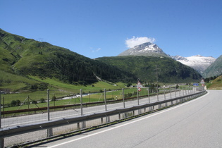 Fluss und Ort Hinterrhein, dahinter v. l. n. r.: unterster Teil der Nordrampe des San-Bernardino-Passes, Marscholhorn, Zapporthorn und Rheinquellhorn