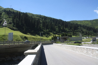 Blick von Hinterrhein aus auf v. l. n. r.: Maseggbach, untersten Teil der Nordrampe des San-Bernardino-Passes und Nordportal des San-Bernardino-Tunnels