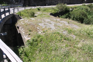 neue und alte, nicht mehr für die Benutzung vorgesehene Brücke der San-Bernardino-Straße über den Maseggbach