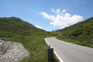 der Maseggbach, Blick flussaufwärts, im Hintergrund eine Be- und Entlüftungsanlage für den San-Bernardino-Tunnel