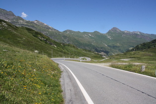 Blick über die Nordrampe nach Norden, im Hintergrund v. l. n. r.: Wenglispitz und Valserhorn