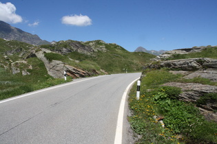 die Passstraße durchbricht die Europäische Wasserscheide, hier nur von einem schmalen Felsgrat gebildet
