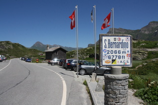 San-Bernardino-Pass, Passhöhe, Blick nach Norden, im Hintergrund das Valserhorn