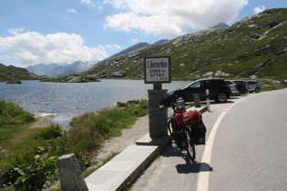 "Dach der Etappe": San-Bernardino-Pass, Passhöhe; Blick über den Laghetto Moesola nach Süden