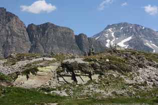 San-Bernardino-Pass, Passhöhe, Blick nach Osten, Steinmännchen auf einem Felsen, südlich im Hintergrund der Piz de la Lumbreida