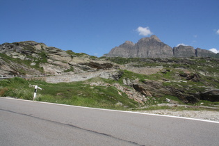 Blick auf die Südrampe, im Hintergrund der Piz Uccello