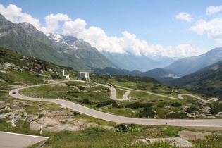 Serpentinen in der Südrampe und eine Be- und Entlüftungsanlage für den San-Bernardino-Tunnel