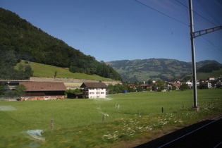 Bahnfahrt: Blick über Seewen nach Nordosten