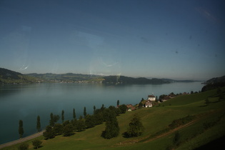 Bahnfahrt: Blick über St. Adrian und den Zugersee nach Nordwesten