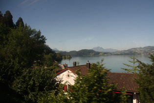 Bahnfahrt: Blick über den Zugersee auf Berner Alpen und Pilatusmassiv