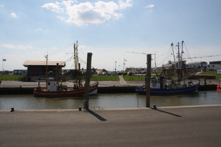 Dorumer Tief, Sielhafen mit vor Anker liegenden Krabbenkuttern