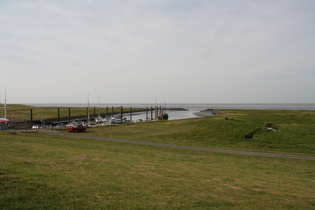 Blick über den Seehafen am Altenbrucher Kanal auf die Außenelbe