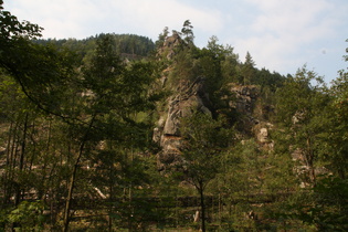 Adlerklippen mit Wanderweg und historische Wasserleitung im Okertal