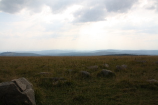 Blick vom Gipfel nach Südwesten, links der Wurmberg