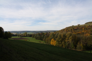 Blick vom Ellenser Wald über Dassel auf den Solling