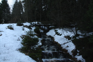 ein Bach ziemlich weit oben trotzt noch der Kälte