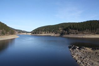 Okerstausee, Blick von der Weißwasserbrücke Richtung Hauptstaumauer