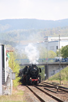 fauchend und schnaubend nähert sich eine Dampflokomotive