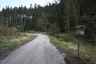 Dieses Schild ist hier maßlos untertrieben! Diese "Straße" ist ein einziger Schaden!