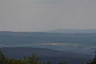 Zoom auf den Hohen Meißner am Horizont im Dunst