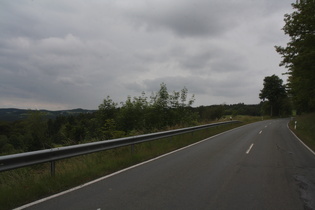 Hochsauerlandstraße östlich von Winterberg, Blick nach Westen