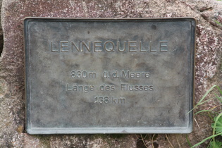 Schild an der Quellfassung mit ungenauer Höhenangabe