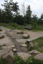 Blick über die Lennequelle flussabwärts