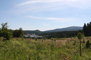 Blick von Luisenbank auf Eckerstausee, dahinter v. l. n. r.: Fohlenkopf und Brocken