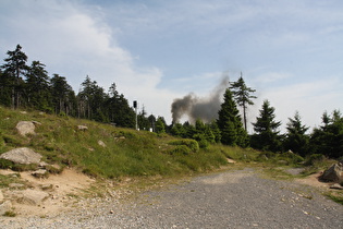 ein dampfbespannter Zug stinkt zum Brocken rauf, …