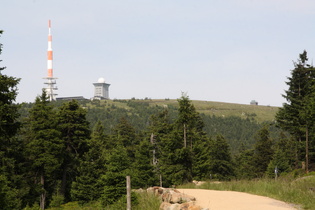 Zoom auf den Brockengipfel, gut erkennbar die montane Baumgrenze