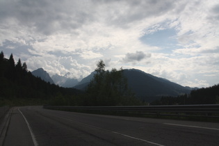 Blick über Tarvisio auf die Alpi Giulie