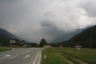 unteres Ende der Südrampe zum Korensko sedlo — und Regen über Kranjska Gora